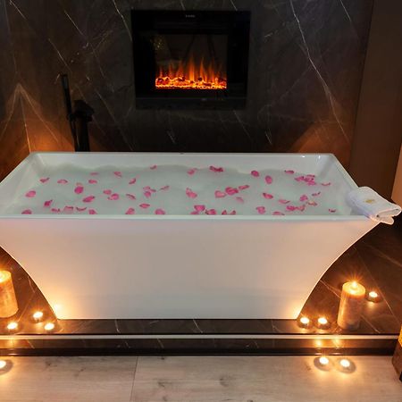 Royal Romantic Apartment With Bathtub Lviv Ngoại thất bức ảnh