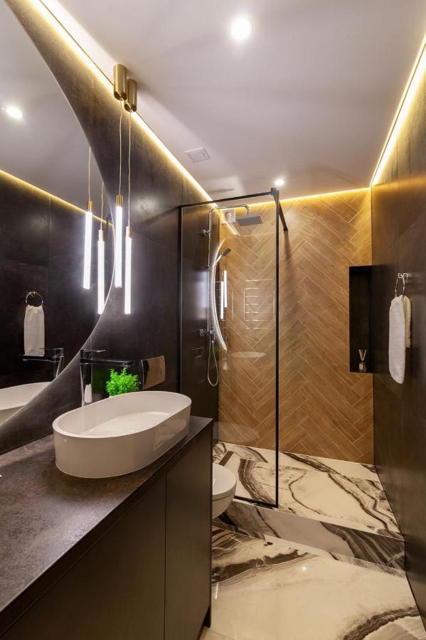 Royal Romantic Apartment With Bathtub Lviv Ngoại thất bức ảnh