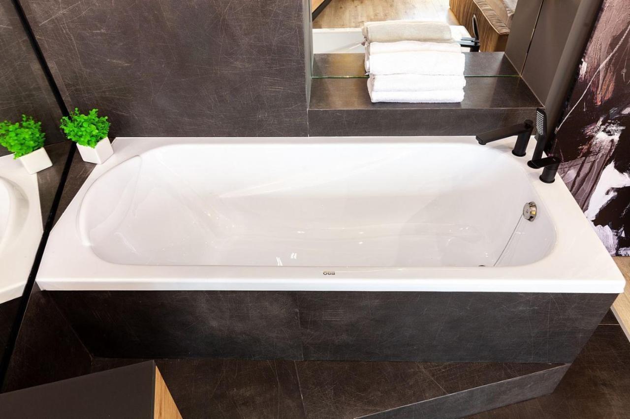 Royal Romantic Apartment With Bathtub Lviv Ngoại thất bức ảnh