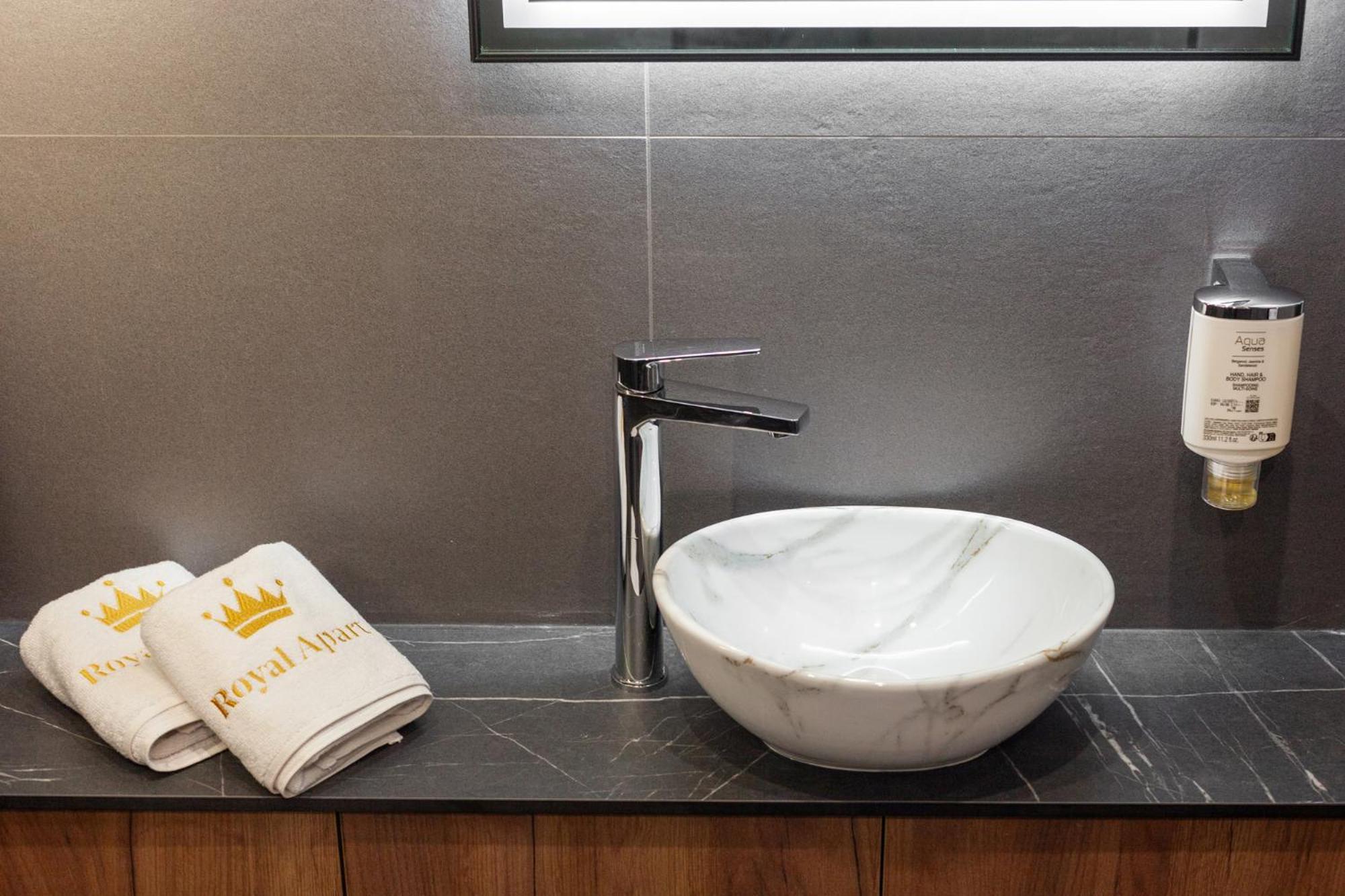 Royal Romantic Apartment With Bathtub Lviv Ngoại thất bức ảnh